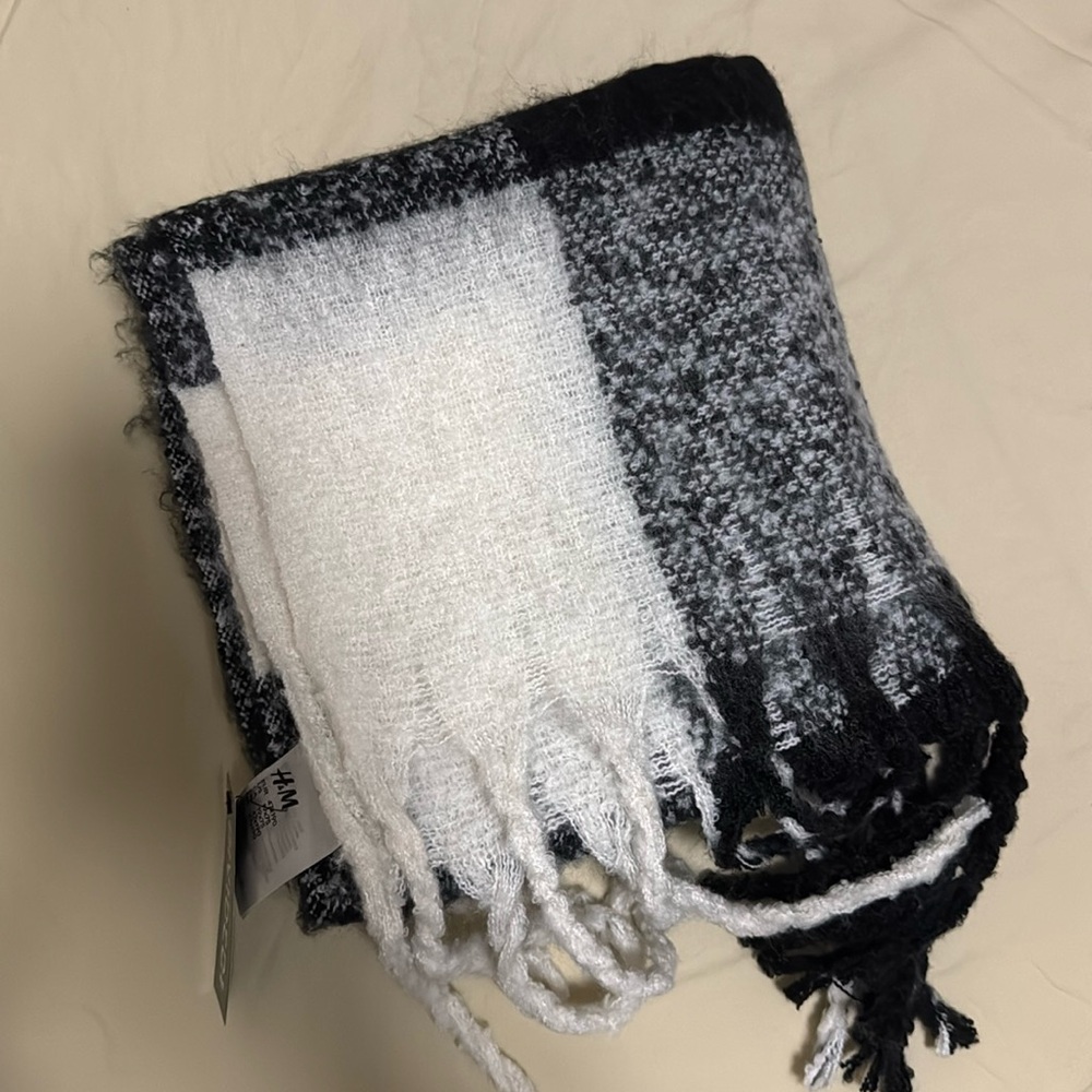 H&M Black and White Scarf🧣